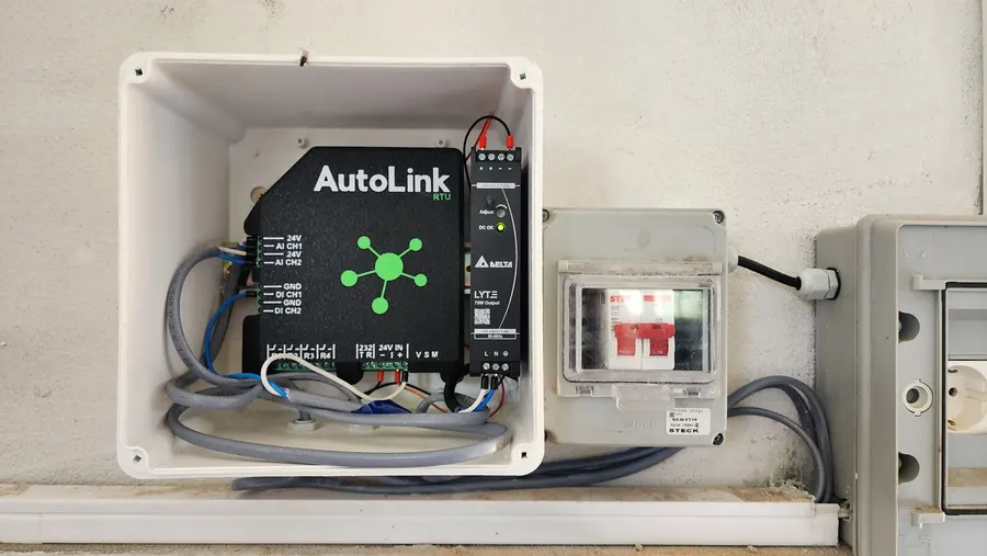 Pro RTU de Autolink instalada en un gabinete eléctrico, junto a su protección