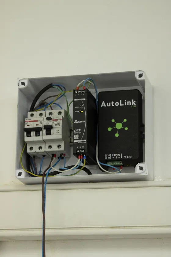 Pro RTU de Autolink montada en un tablero, con su fuente y protecciones