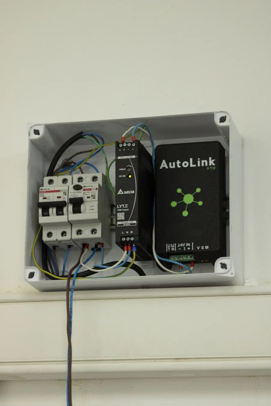 Pro RTU de Autolink montada en un tablero, con su fuente y protecciones