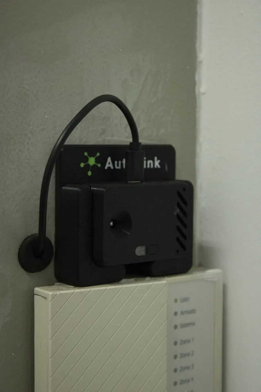 Módulo ambiental de Autolink instalado sobre un gabinete