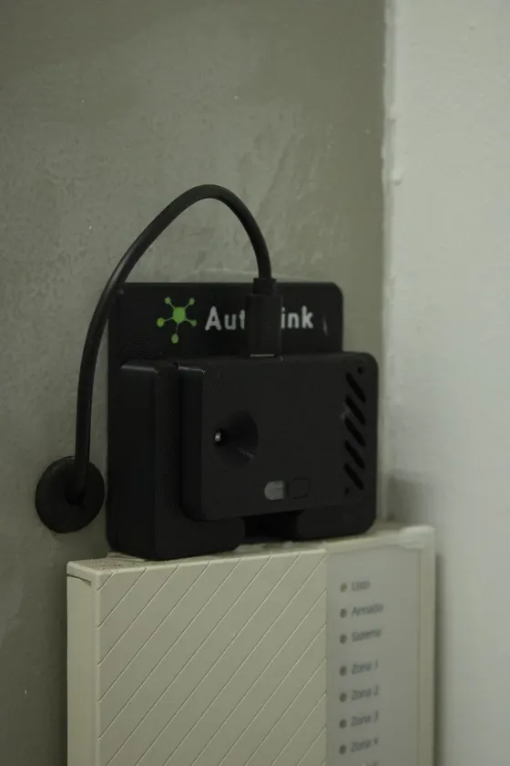 Módulo ambiental de Autolink instalado sobre un gabinete