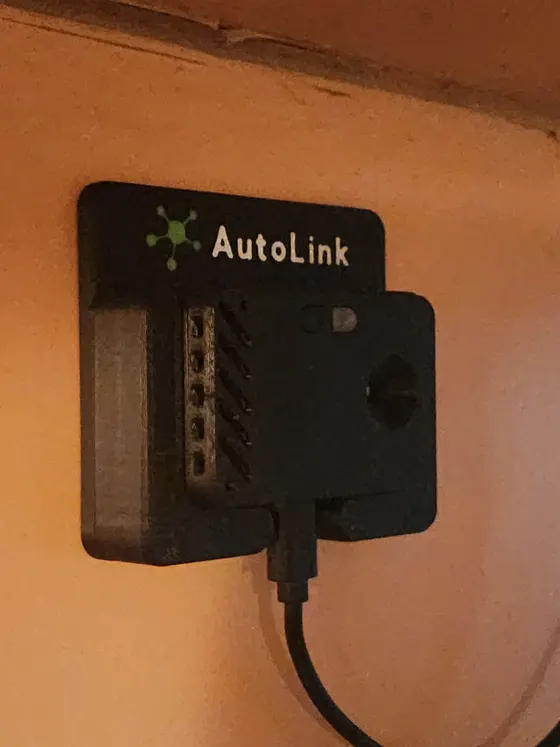Módulo ambiental de Autolink instalado en una pared